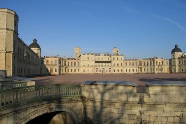 u0413u0430u0442u0447u0438u043du0441u043au0438u0439 u0434u0432u043eu0440u0435u0446 u0433u043eu0442u043eu0432u0438u0442u0441u044f u043a 250-u043bu0435u0442u0438u044e