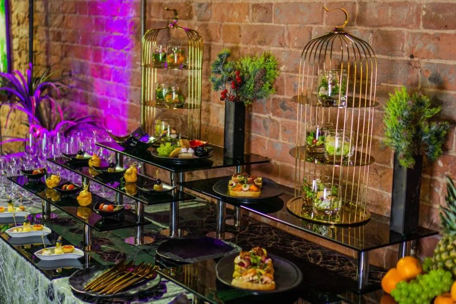 Когда нужно организовать праздник или деловое событие, в Петербурге чаще всего упираешься в одно и то же: где найти поставщика еды, который не подведёт. Именно на этом этапе появляется кейтеринг — и тут важно, чтобы он действительно снимал задачи, а не добавлял новые.