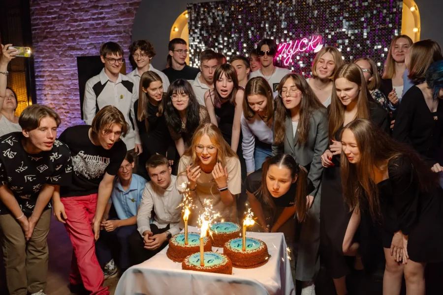 🎓 Лучшие места для выпускного в Петербурге: рестораны от 3500₽, теплоходы с разводными мостами, модные лофты. ✅ Актуальные цены и контакты для 9-11 классов
