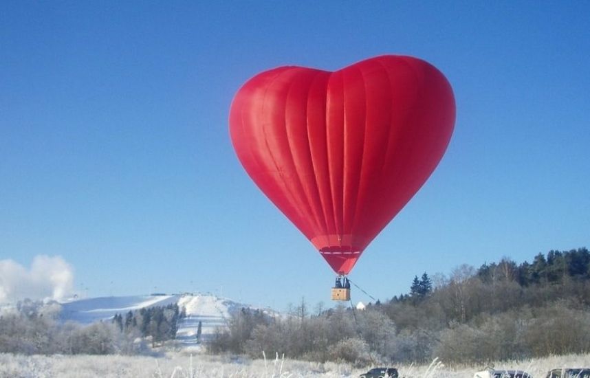 Полет на воздушном шаре в форме сердца над Ленинградской областью с пилотом Екатериной Лариковой