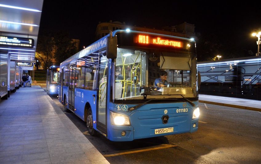 8 июня в вечерние и ночные часы в городе начнут ездить автобусы, дублирующие ветки метро. Это поможет работающим допоздна горожанам добираться домой на общественном транспорте.