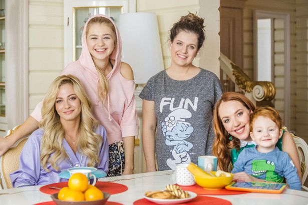 &nbsp;У юных петербурженок появился шанс стать лицом сериала «Деффчонки», который идет на телеканале ТНТ.&nbsp;К старту пятого сезона создатели сериала запустили в сети акцию «Так вышло, что мы как Деффчонки».&nbsp;Чтобы принять участие в акции девушкам нужно до 10 августа выложить в сеть фотографию вместе с двумя подругами и написать, чем они похожи на героинь «Деффчонок» и почему дружат.&nbsp;&nbsp;