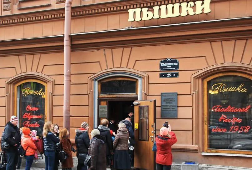 Очередь в легендарную пышечную на Большой Конюшенной