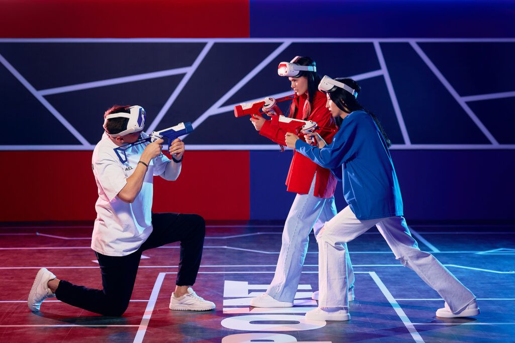 В Санкт-Петербурге есть место, где реальность и виртуальность сливаются воедино. Это WARPOINT — VR-арена, созданная для тех, кто готов принять вызов и окунуться в мир виртуального шутера. Здесь можно забыть обо всём на свете и полностью погрузиться в игру.