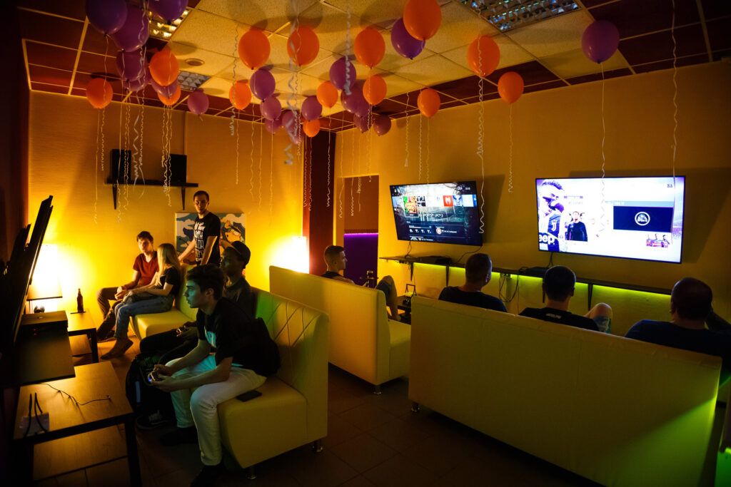 Исследуйте мир «Манчкина», «Уно», «Каркассона», «Диксита» и других захватывающих игр, посетив уютные кафе и игровые лофты в Петербурге. Выбирайте из списка лучших антикафе, где можно сыграть в «Мафию», сразиться в PlayStation, насладиться ароматным чаем по литрам и насладиться изысканными лакомствами. Полная информация о тарифах, адресах и режиме работы – в нашей подборке мест, где поиграть в настолки.