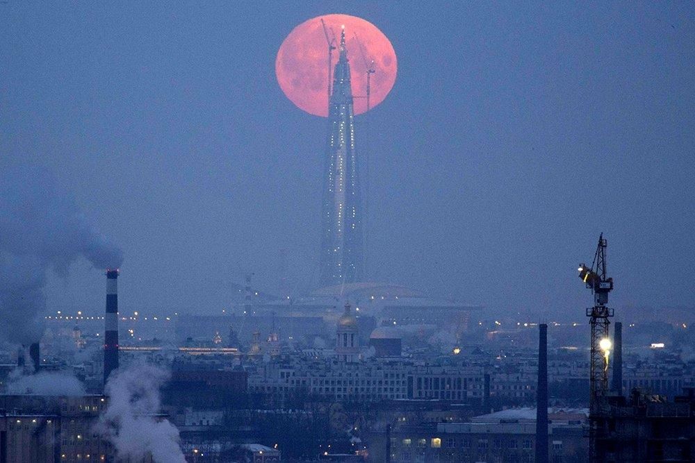 Полную Луну, окрашенную в красный оттенок, смогут наблюдать жители Северной столицы в ночь с 27 на 28 июля. Такое природное явление радует глаз лишь раз.&nbsp;Впервые за 25 тысяч лет одновременно Луна спрячется за земной тенью, а наша планета пройдет между Марсом и Солнцем.