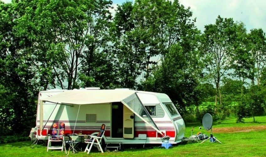 Территория кемпинга Ольгино с местами для автодомов и кемперов