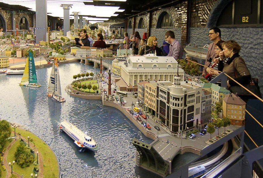 Детализированный макет городского пейзажа России с миниатюрными зданиями, дорогами и транспортом в музее Гранд Макет Россия