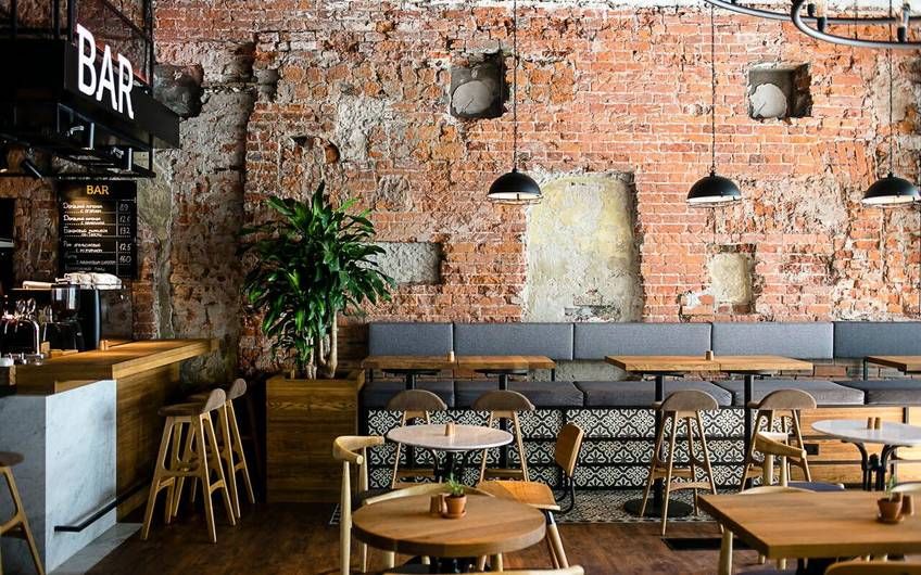 Современный интерьер ресторана Marketplace с открытой кухней и разными станциями приготовления