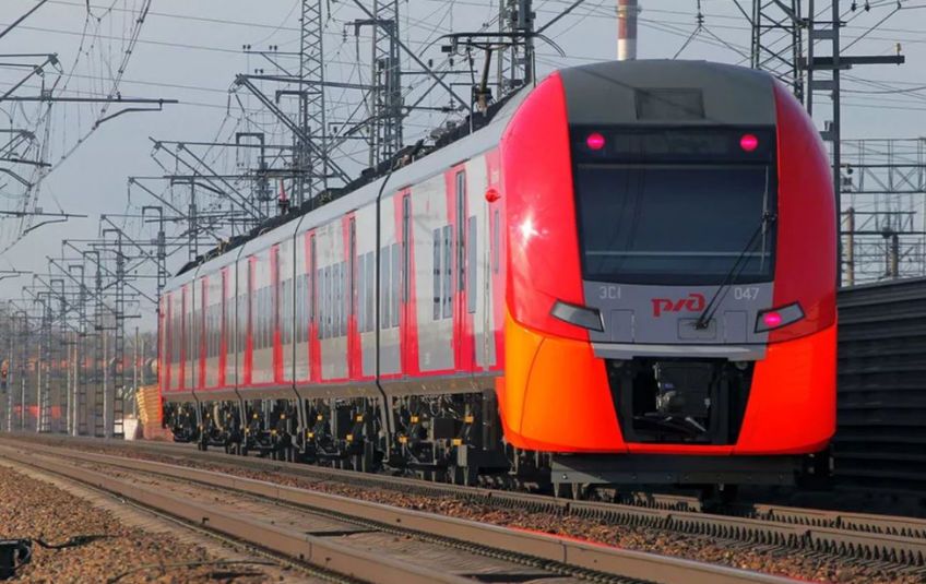 Первый скоростной электропоезд прибыл в город в Новгородской области 6 июня. На первом этапе «Ласточка» будет ездить по этому маршруту раз в неделю, далее планируется сделать рейс ежедневным.