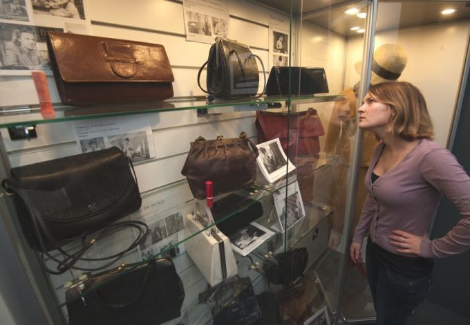 Проникнуть в зазеркалье кинематографа и моды, а также прикоснуться к таинству создания женских образов в кино призвана выставка "Сумочки всех стран, соединяйтесь!", открывшаяся на Каменноостровском проспекте в стенах "Ленфильма".