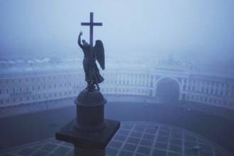Санкт- Петербург один из немногих европейских городов, где погода может радикально меняться несколько раз в день. Наибольшее неудобство, конечно, вызывают плотные туманы.  Видимость на дорогах может снижаться до одного метра.
