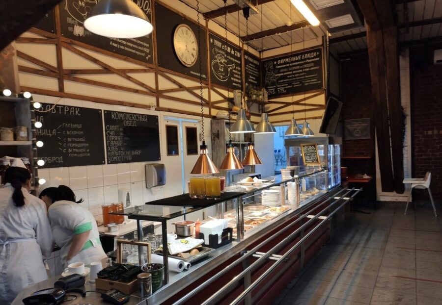 В утренней спешке не всегда есть время и желание готовить завтрак дома. К счастью, Петербург располагает большим количеством мест, где можно вкусно и недорого позавтракать. Подборка заведений с эконом-завтраками от Питер Online: