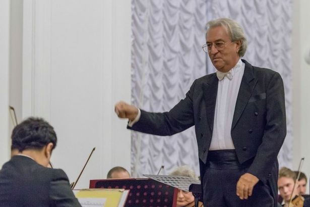 ABBA u0432 u0441u0438u043cu0444u043eu043du0438u0447u0435u0441u043au043eu043c u0438u0441u043fu043eu043bu043du0435u043du0438u0438 u043fu0440u043eu0437u0432u0443u0447u0438u0442 u0432 u0424u0438u043bu0430u0440u043cu043eu043du0438u0438