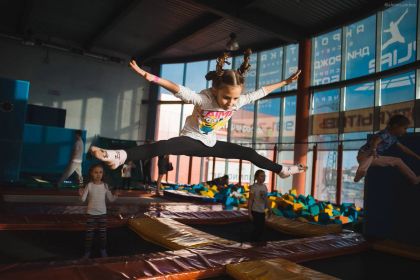 Skylife, GorillaPark и El Capitan с поролоновой ямой, ниндзя-полоса Activity Club, спелео-пещера «Выше радуги» — от 300 ₽ за сеанс.