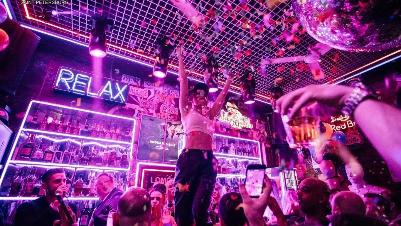 Трёхэтажное пространство Lomonosov Bar с караоке-залом и танцполом
