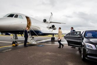 В последние годы рынок частной авиации в Петербурге переживает настоящий бум. Растущая потребность в безопасности, конфиденциальности и гибкости путешествий вывела услуги аренды частных самолетов на новый уровень. В Северной столице теперь можно организовать вылет бизнес-джета в любую точку мира всего за несколько часов.