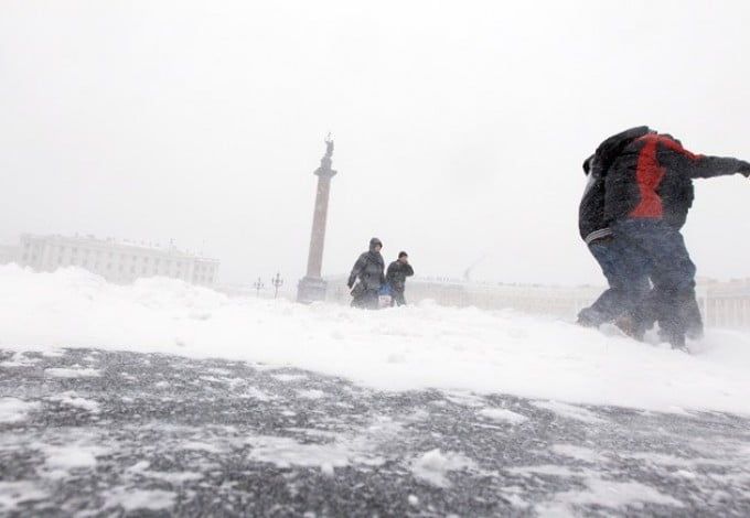 В ночь на 2 ноября в Северную столицу придет похолодание, а вместе с ним и мощная снежная метель. Пешеходам и автомобилистам настоятельно рекомендуется быть предельно осторожными.