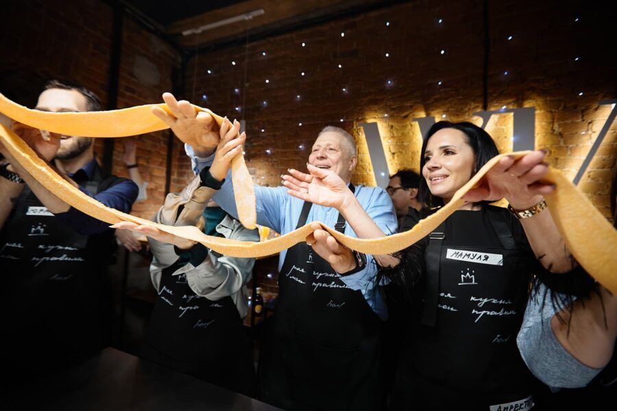 Чтобы готовить кулинарные шедевры, нужно познать азы и тонкости поварского мастерства. Для этого можно записаться на кулинарные курсы и мастер-классы, в обилии представленных в Санкт-Петербурге. Питер Online собрал для вас 15 кулинарных школ, студий и курсов, на которых вы не только научитесь профессионально готовить, но и отлично проведете время.