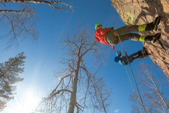 10 скальных районов для лазания в Ленинградской области и Карелии — от боулдеринга на валунах у машины до 50-метровых стен над Ладогой. С координатами, сезоном и подъездами.