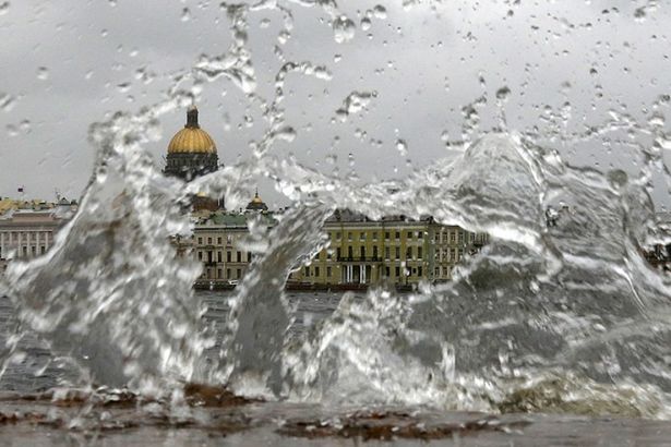 u0428u0442u043eu0440u043c u0432 u041fu0435u0442u0435u0440u0431u0443u0440u0433u0435: u0447u0442u043e u043cu044b u043fu0435u0440u0435u0436u0438u043bu0438