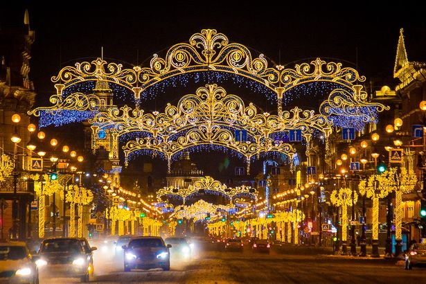 Каток среди леса, рождественские концерты в особняке, сверкающие ярмарки с запахом корицы и глинтвейна, атмосферные кафешки и умопомрачительные декорации улиц — вот они, атрибуты новогоднего Петербурга. Вы без напряга организуете себе насыщенную программу на праздники. Читайте статью Питер Online и сохраняйте 30 классных идей, куда пойти и на что посмотреть в зимние каникулы.