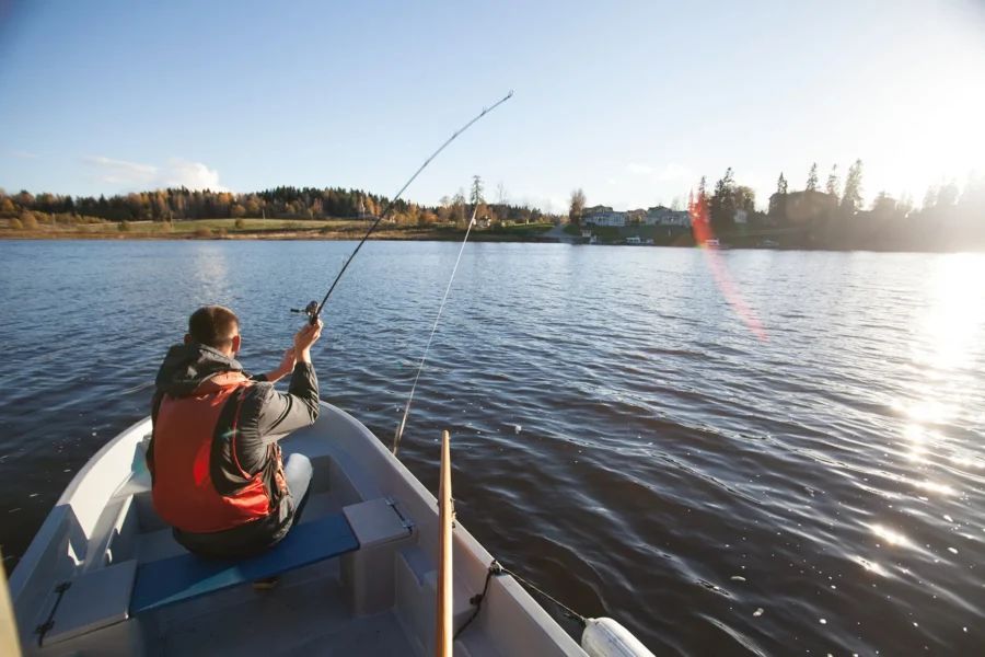 Специализированная рыболовная база Ladoga Fishing с причалом для катеров, рыболовным снаряжением и видом на бескрайние просторы Ладожского озера