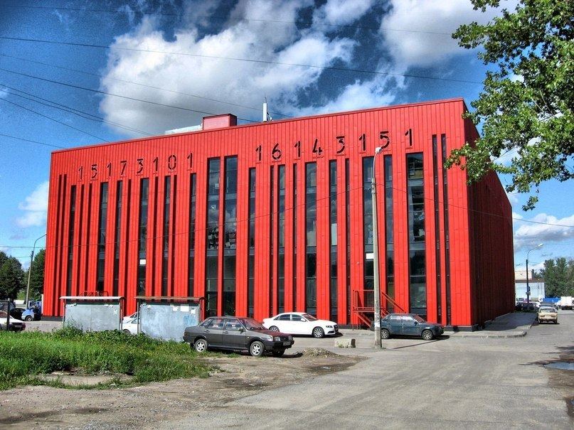 В Петербурге не только дворцы и шпили, но и обычные дома создают удивительную атмосферу, в которую влюбляешься. В каждом доме есть что-то уникальное: своя история или просто необычная деталь:
