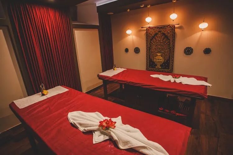 Традиционный тайский интерьер салона Sen Sip на Моховой улице в Санкт-Петербурге с аутентичными элементами декора и специальными массажными матами