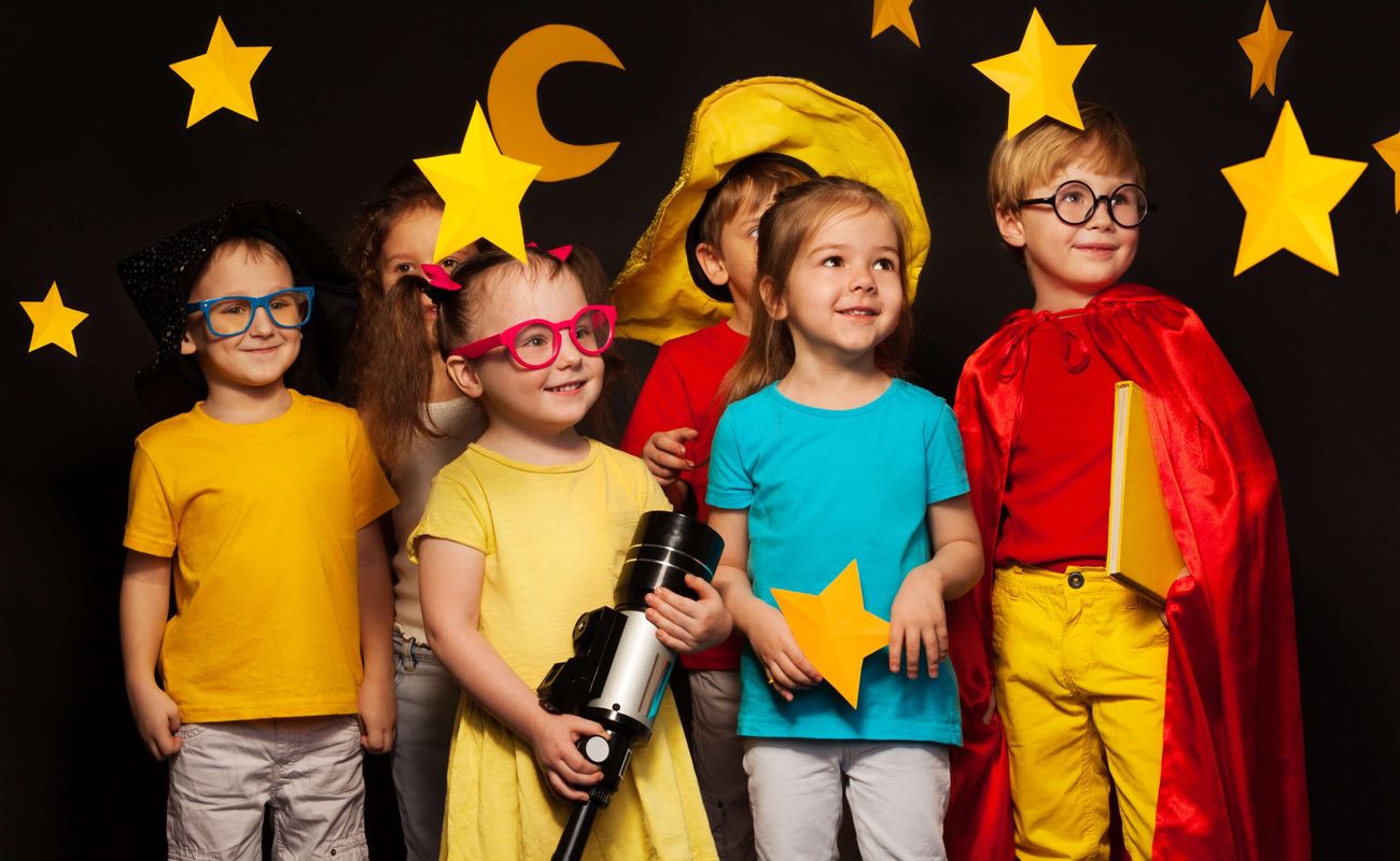 Театральная студия помогает ребёнку раскрепоститься, развить речь и уверенность в себе. Мы собрали 16 проверенных школ Петербурга — от бесплатных кружков до профессиональных курсов с выходом на сцену и съёмочную площадку. Цены начинаются от 2 000 ₽ в месяц.