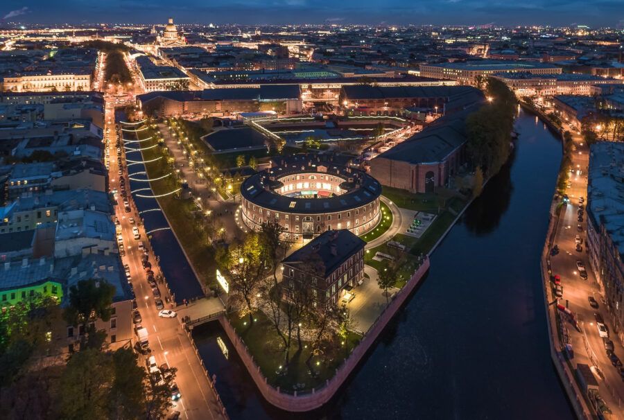 Историческое здание и современный ландшафтный парк на острове Новая Голландия