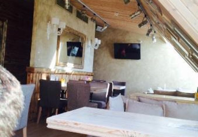 Интерьер кафе-бистро на Малой Морской с уютными диванами и приветливым персоналом