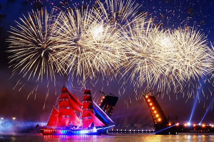 Бриг под алыми парусами на фоне разведенного Дворцового моста