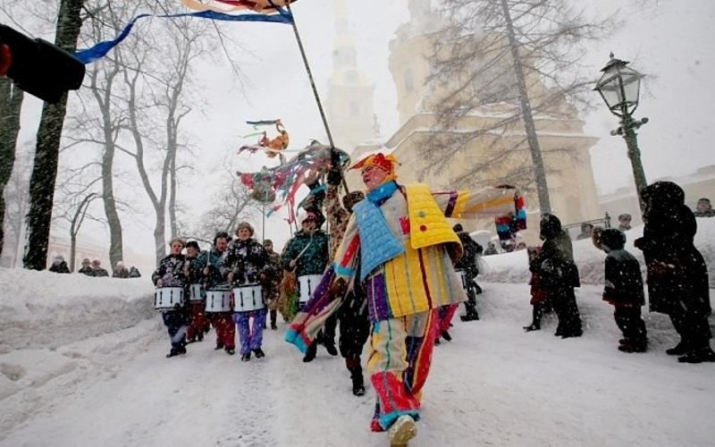 Снежный лабиринт и самая высокая в городе ледяная горка, катания на оленях и зимние народные забавы, блины по рецептам 14 национальностей и горячий чай из русского самовара, циркачи и скоморохи, огненное шоу и сожжение чучела Масленицы — Питер Online рассказывает, где в Петербурге в 2019 году весело встретить Весну и отведать блинчиков.