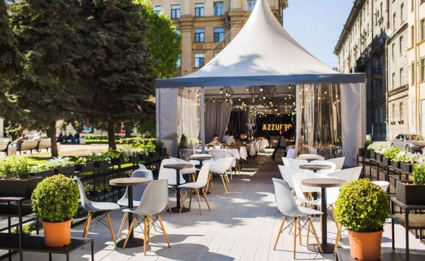 В сквере на Большом проспекте появилось симпатичное Azzurro Café – проект расположился на месте бывшего «Повари». Создатели нового заведения – Zimaleto Group – сделали главной идеей места классику итальянской кухни и большие честные порции. Размером и качеством они сполна оправдывают свою, на первый взгляд, не низкую цену: например, 420 рублей за карбонару или 510 рублей за ризотто Миланезе.&nbsp;