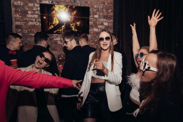 Loft Port, RedBrick Loft, Hvoya Loft, Agava Loft, WOW Place и ещё пять площадок — варианты для праздника на любой масштаб и стиль.