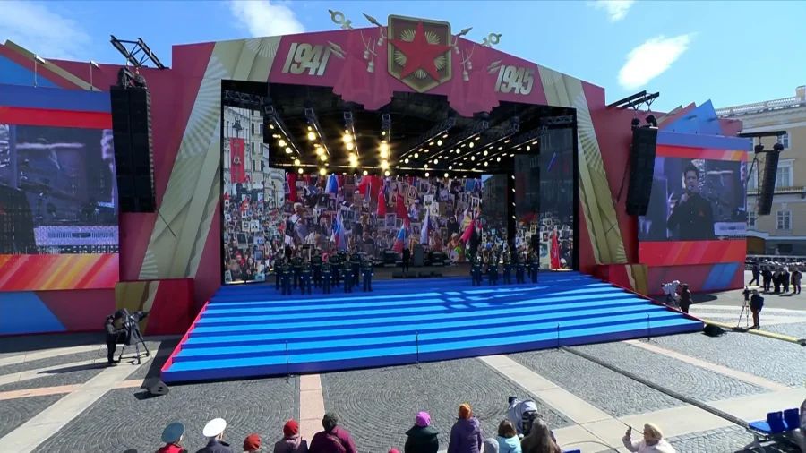 Праздничный концерт на Дворцовой площади в честь Дня Победы в Санкт-Петербурге