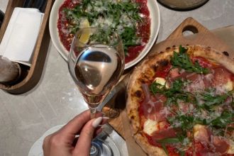 На месте Pizza Point заработало бистро Moa. В меню — микс Греции, Израиля и Испании, в интерьере — морское дно и люстра-медуза.