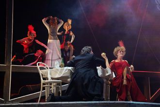 Театр «Буфф» — это место, где для детей оживают яркие музыкальные сказки и увлекательные шоу. Главная особенность театра — программа «Буффики», разработанная специально для малышей от 3 лет. Здесь маленькие зрители не просто смотрят спектакль, но становятся его частью: общаются с персонажами, решают загадки и влияют на сюжет.