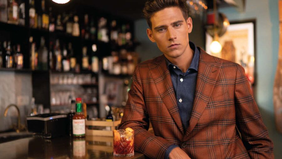 Интерьер ателье Corleone с образцами тканей премиум-класса и рабочим пространством портных