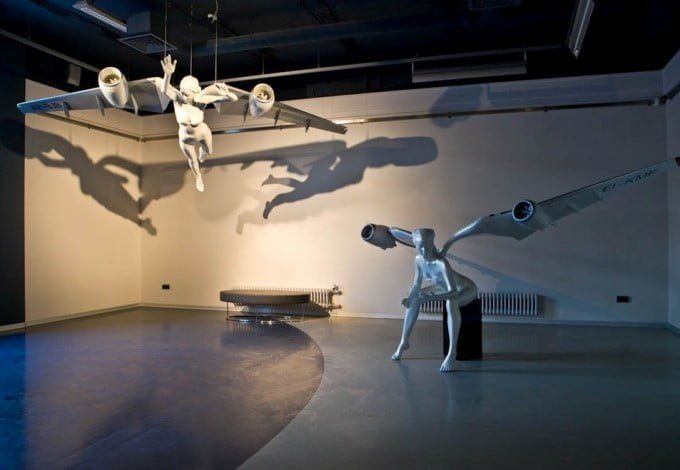 Выставка представляет собой несколько десятков работ ведущих художников, фотографов, дизайнеров и архитекторов Израиля, которые в сотрудничестве с учеными, программистами, специалистами-робототехниками исследуют проблемы взаимоотношений естественного и искусственного, ставят вопросы о пределах человеческого познания, о природе и её уязвимости, о новом понимании времени и пространства.Выставка «Искусство, наука и техника: израильский взгляд» является своеобразной презентацией израильских инноваций, взглядом на них с разных точек зрения, демонстрацией новых технологий в разнообразных контекстах.