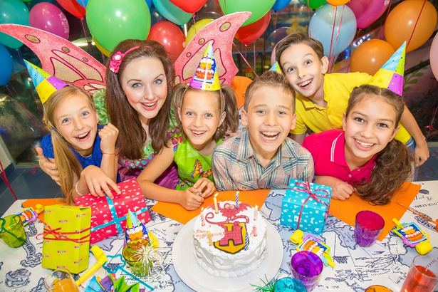 Опыт 30+ домашних праздников за 12 лет — от камерного дня рождения до пиратского квеста для 15 второклассников в трёхкомнатной квартире.