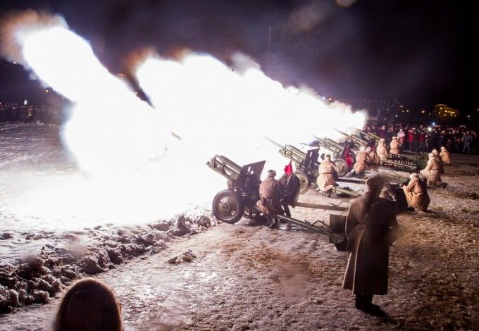 27 января, в честь полного снятия блокады Ленинграда, состоится военно-историческая реконструкция артиллерийского салюта, прошедшего в Ленинграде в 1944 году. В этот день на поле установят те самые орудия выпуска военных лет и дадут из них салют.