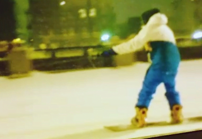 Наравне с внезапным появлением мороза и снегопада появились и первые экстремалы: петербуржцы превратили набережную Обводного канала в снежный склон.