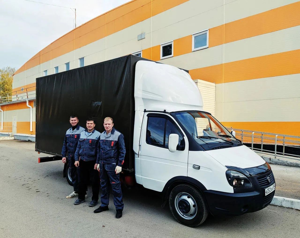 Бригада грузчиков и грузовой автомобиль для перевозки вещей
