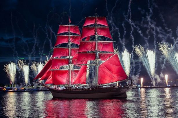 u041au043eu043du0446u0435u0440u0442 u043du0430 u0414u0432u043eu0440u0446u043eu0432u043eu0439 u043fu043bu043eu0449u0430u0434u0438 u0438 u0443u043du0438u043au0430u043bu044cu043du044bu0439 u0441u043fu0435u043au0442u0430u043au043bu044c u043du0430 u0432u043eu0434u0435 u0432 u043du043eu0447u044c u00abu0410u043bu044bu0445 u043fu0430u0440u0443u0441u043eu0432u00bb