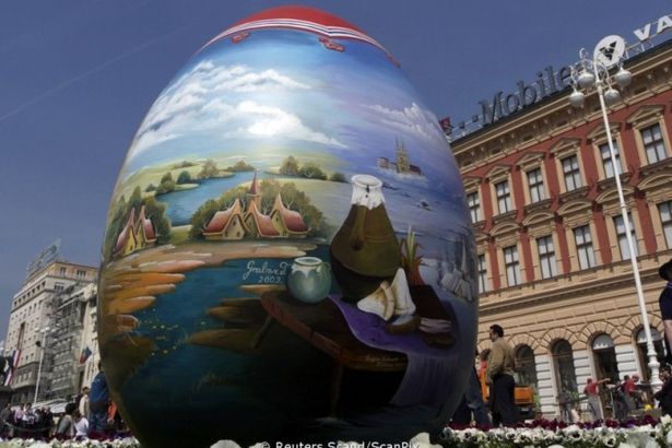 u041fu0435u0442u0435u0440u0431u0443u0440u0436u0446u044b u0440u0430u0441u043fu0438u0448u0443u0442 u043eu0433u0440u043eu043cu043du043eu0435 u044fu0439u0446u043e u043a u041fu0430u0441u0445u0435