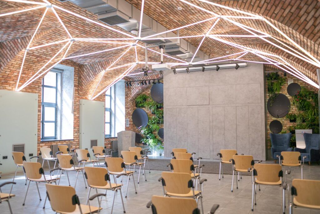 Вместо офиса и дома — комфортные и стильные рабочие пространства, где только вы, тишина и ноутбук. Ну и еще пара-тройка горящих дедлайнов, куда же без них. Питер Online составил подборку мест, где можно спокойно поработать, устроить совещания, провести занятия и подготовиться к экзаменам.