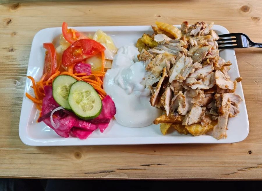 Шаверма в Петербурге — это не просто еда, а часть городской культуры. Мы проверили десятки заведений и отобрали только те, где действительно вкусно готовят и куда стоит ехать. В этом гиде — только работающие места с актуальными ценами и адесами.