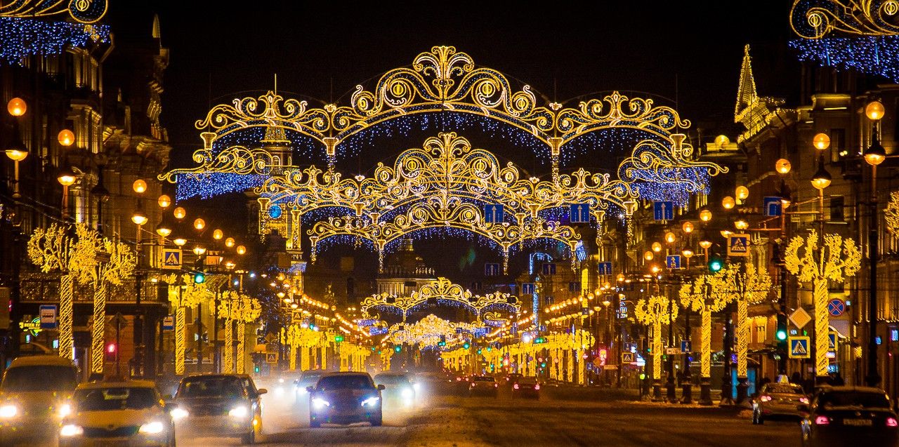 Каток среди леса, рождественские концерты в особняке, сверкающие ярмарки с запахом корицы и глинтвейна, атмосферные кафешки и умопомрачительные декорации улиц — вот они, атрибуты новогоднего Петербурга. Вы без напряга организуете себе насыщенную программу на праздники. Читайте статью Питер Online и сохраняйте 30 классных идей, куда пойти и на что посмотреть в зимние каникулы.